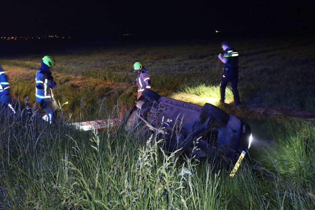 Auto belandt in sloot bij ongeval