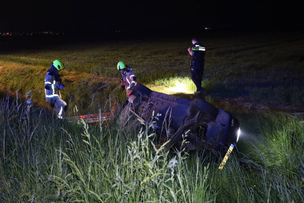 Auto belandt in sloot bij ongeval