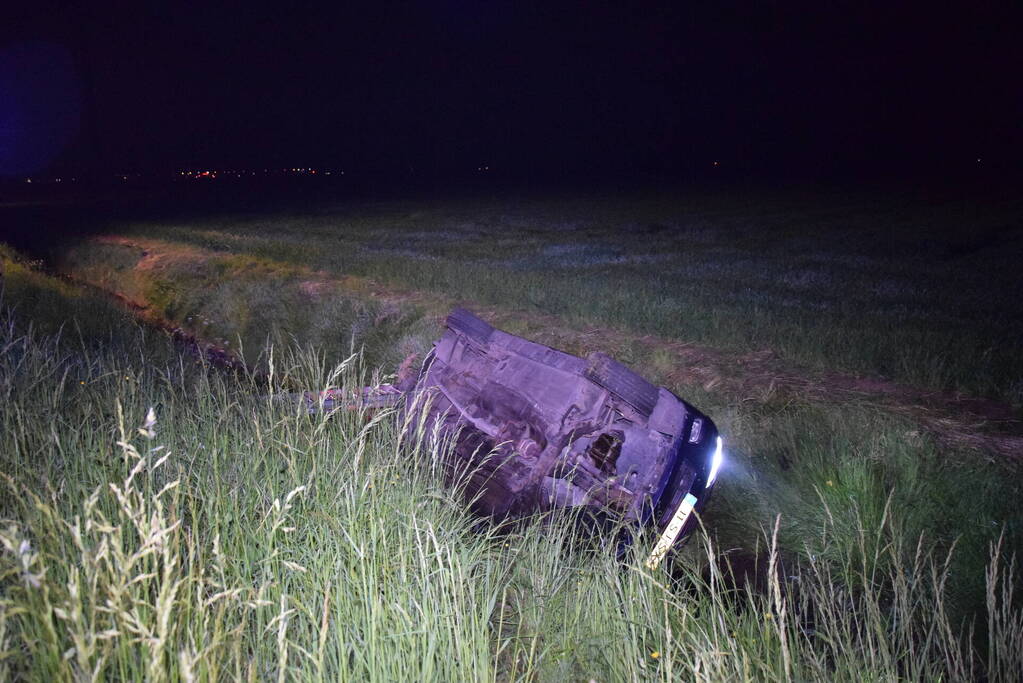 Auto belandt in sloot bij ongeval