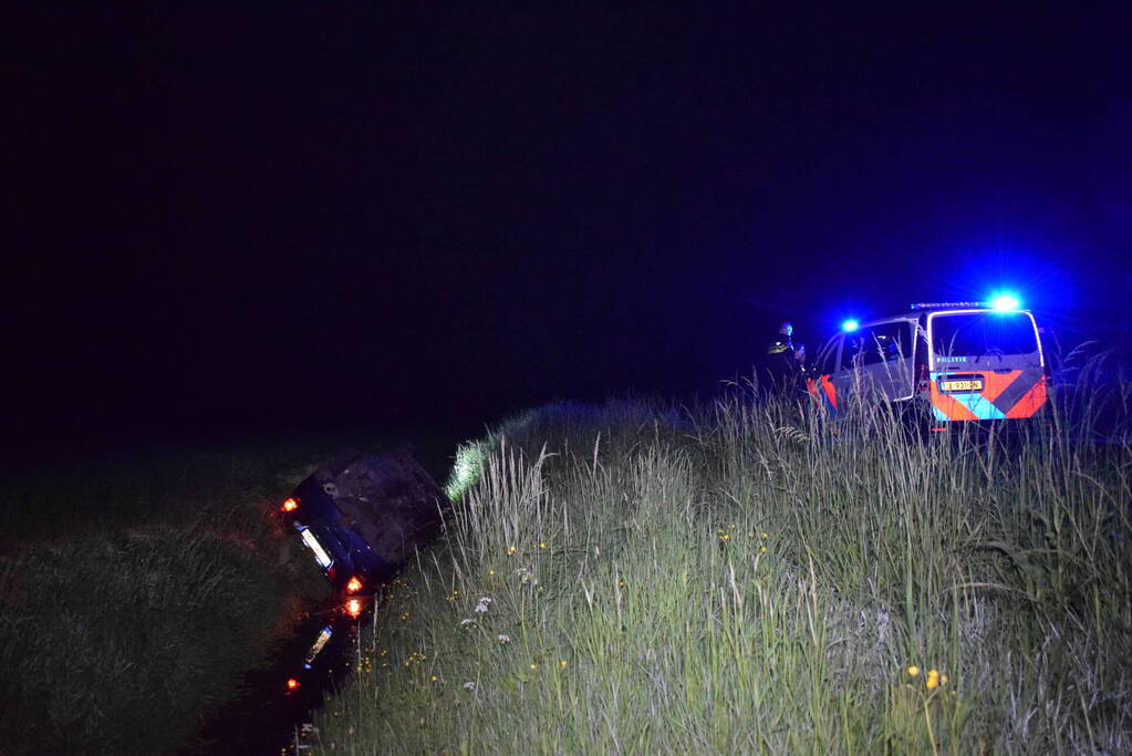 Auto belandt in sloot bij ongeval