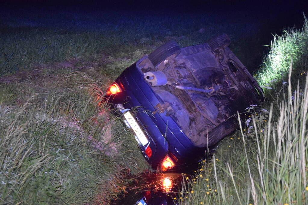 Auto belandt in sloot bij ongeval