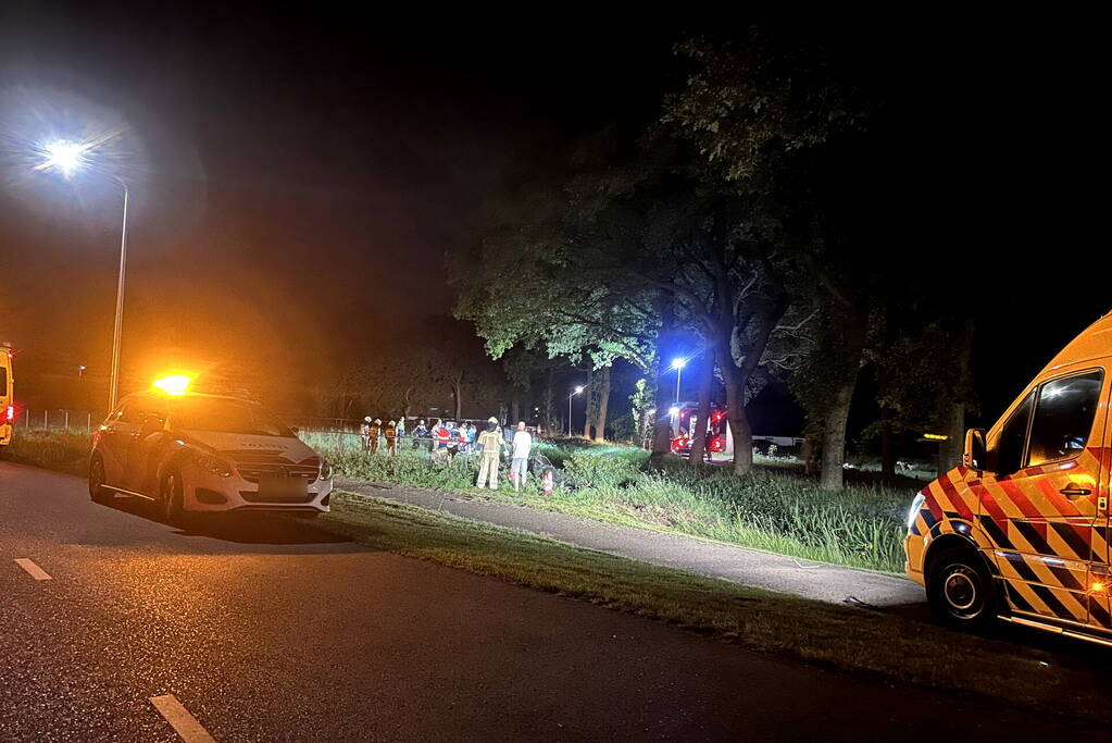 Inzittende overleden nadat auto het weiland inrijdt