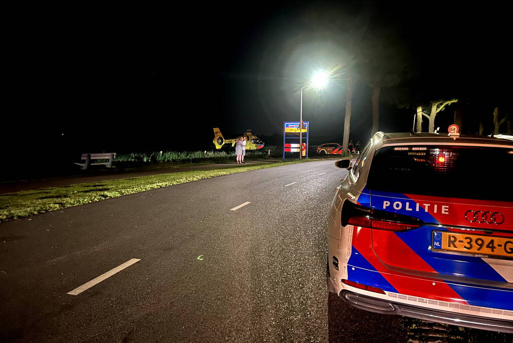 Inzittende overleden nadat auto het weiland inrijdt