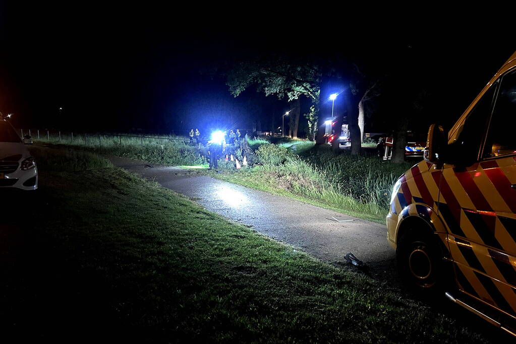 Inzittende overleden nadat auto het weiland inrijdt