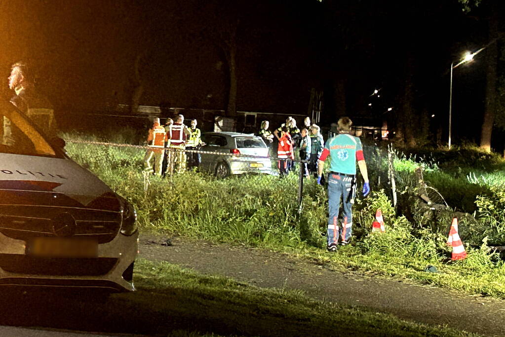 Inzittende overleden nadat auto het weiland inrijdt