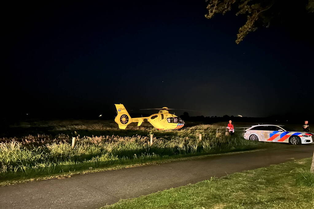 Inzittende overleden nadat auto het weiland inrijdt