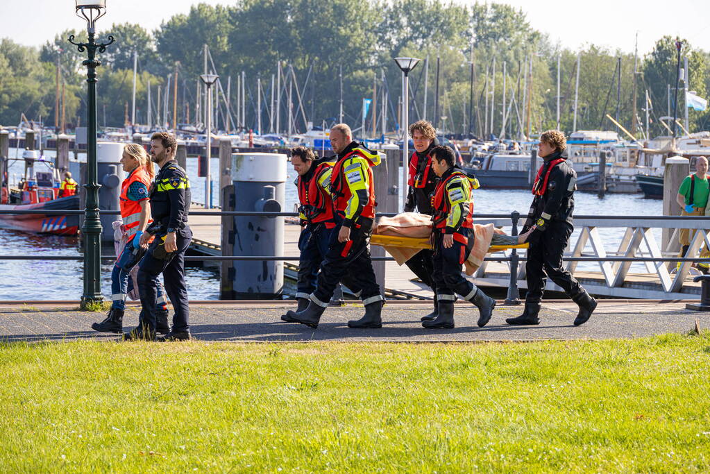 KNRM haalt persoon uit het water