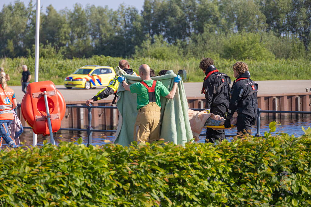 KNRM haalt persoon uit het water