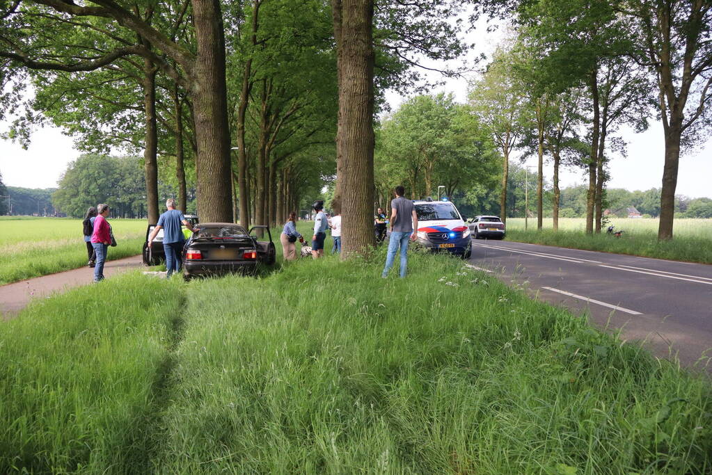 Automobilist raakt gewond bij botsing tegen boom