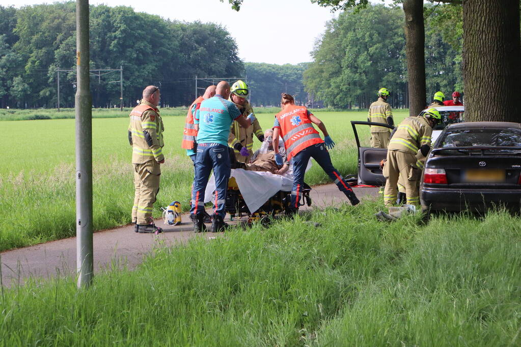 Automobilist raakt gewond bij botsing tegen boom