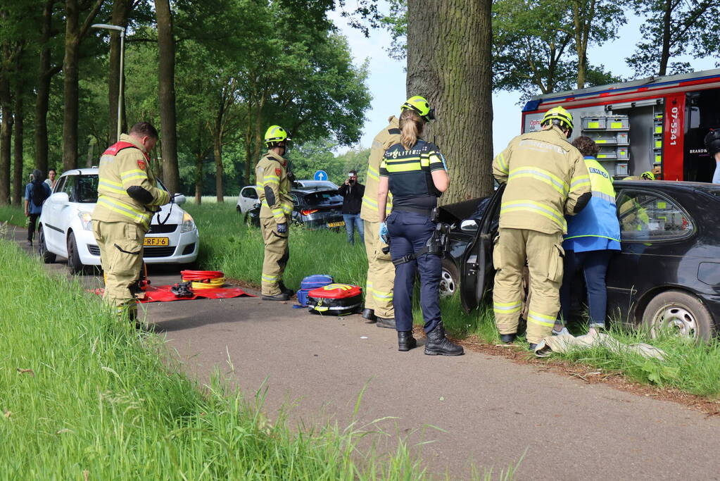 Automobilist raakt gewond bij botsing tegen boom