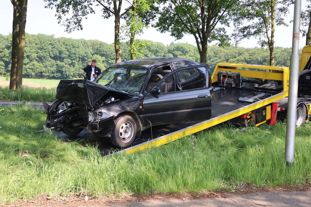 Automobilist raakt gewond bij botsing tegen boom