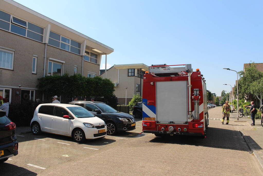 Verf afbranden gaat mis brandweer ingezet