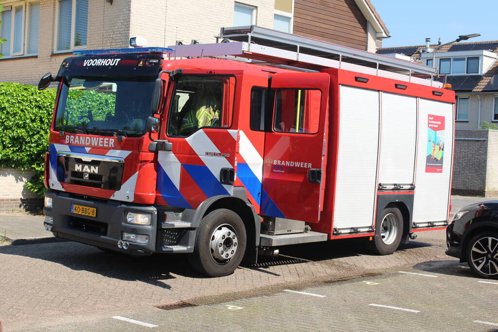 Verf afbranden gaat mis brandweer ingezet