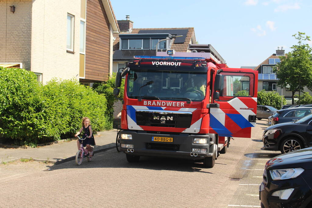 Verf afbranden gaat mis brandweer ingezet