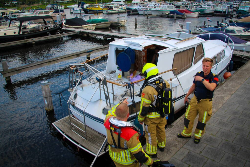 Brandweer verricht metingen na vreemde lucht op plezierboot