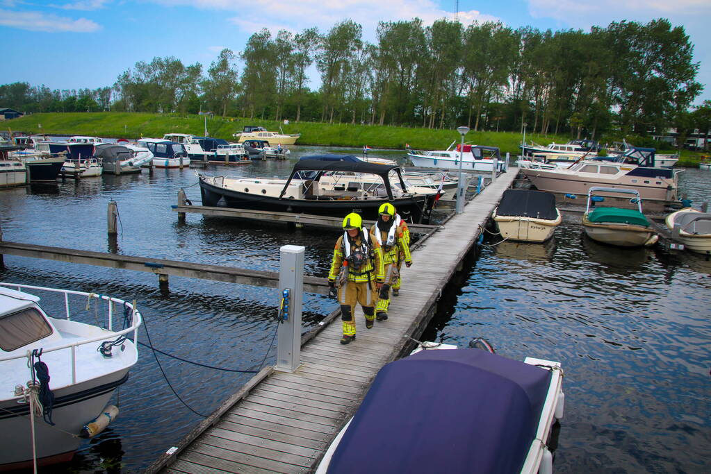 Brandweer verricht metingen na vreemde lucht op plezierboot