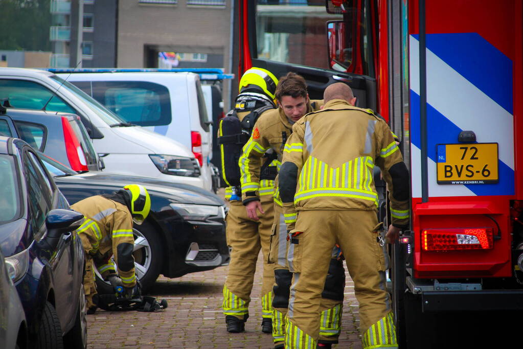 Brandweer verricht metingen na vreemde lucht op plezierboot