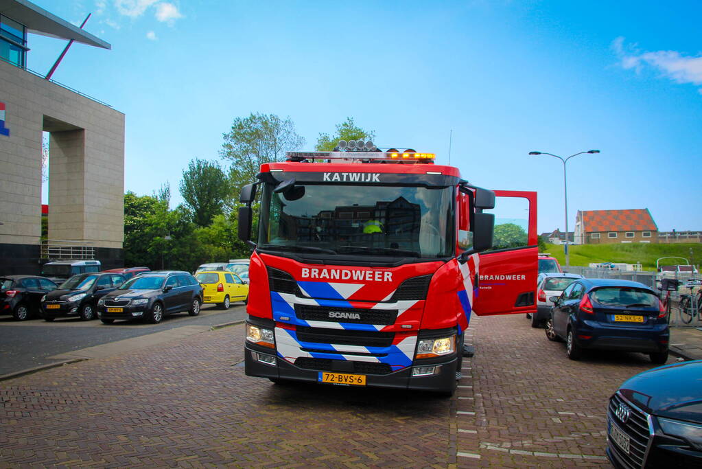 Brandweer verricht metingen na vreemde lucht op plezierboot