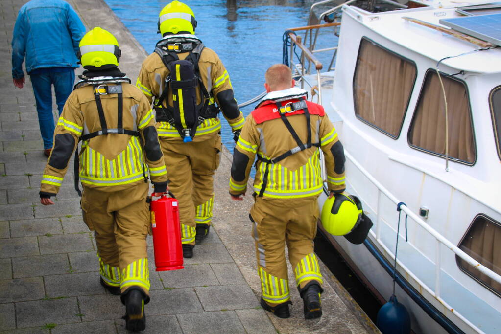 Brandweer verricht metingen na vreemde lucht op plezierboot