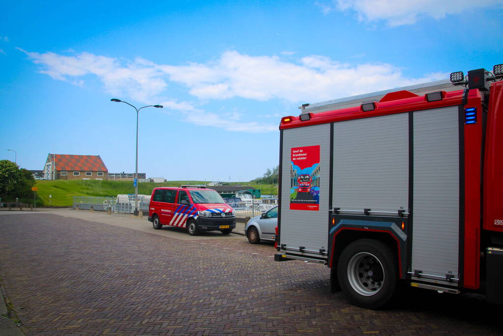 Brandweer verricht metingen na vreemde lucht op plezierboot