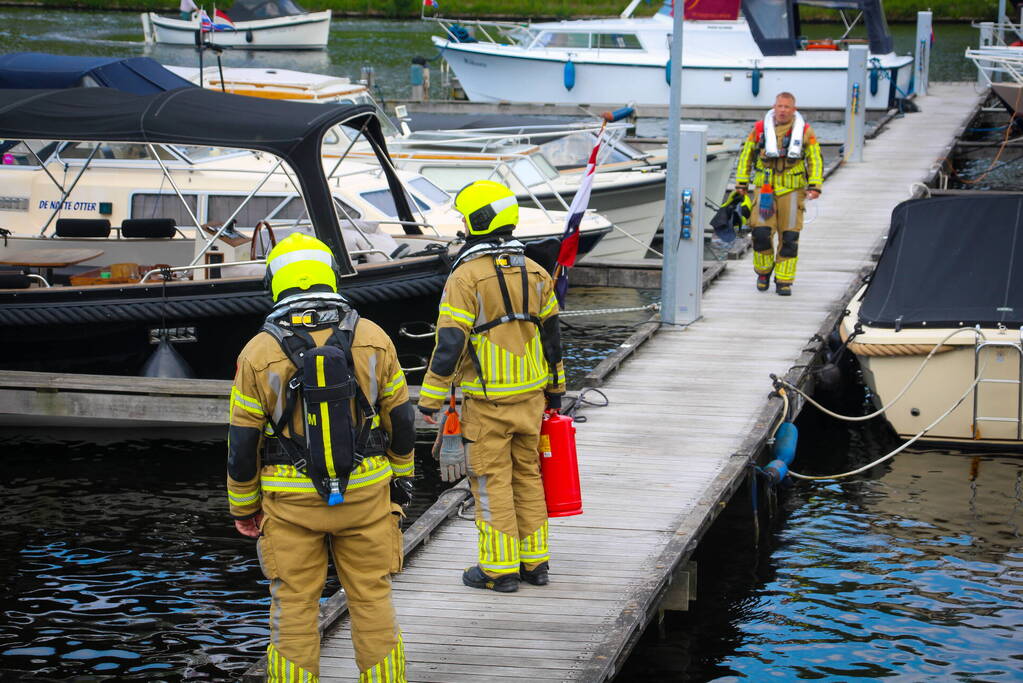 Brandweer verricht metingen na vreemde lucht op plezierboot