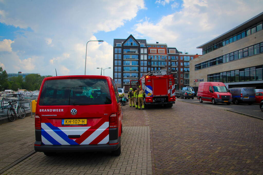 Brandweer verricht metingen na vreemde lucht op plezierboot