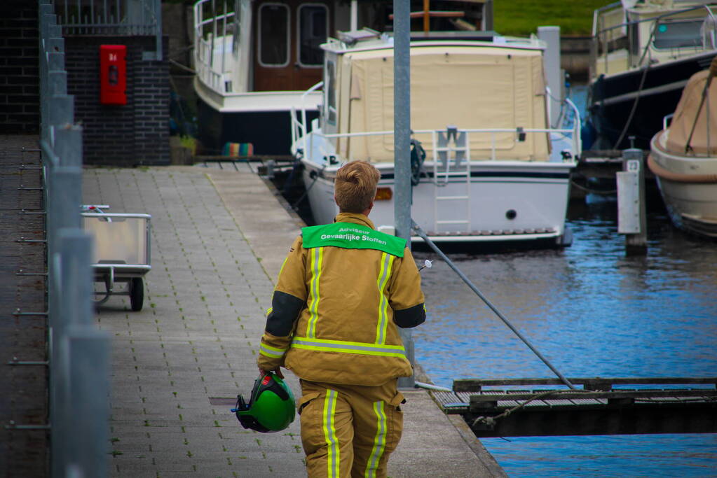 Brandweer verricht metingen na vreemde lucht op plezierboot