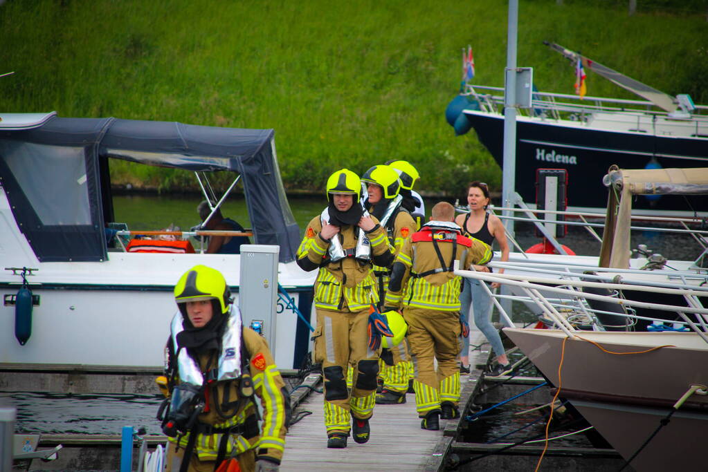 Brandweer verricht metingen na vreemde lucht op plezierboot