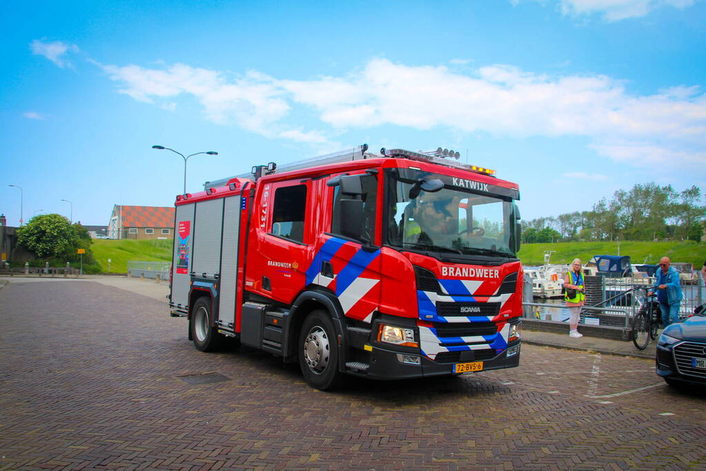 Brandweer verricht metingen na vreemde lucht op plezierboot