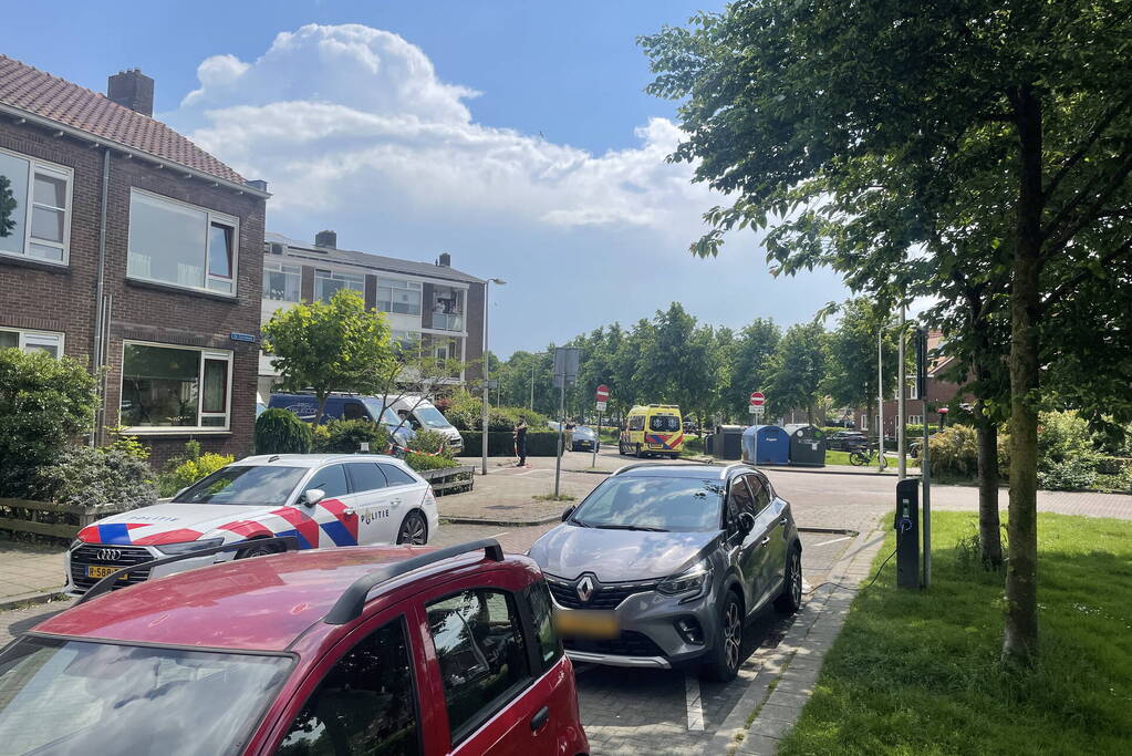 Persoon staat met mes te zwaaien op balkon