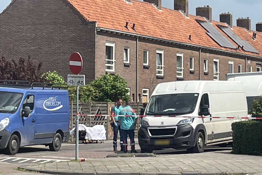 Persoon staat met mes te zwaaien op balkon