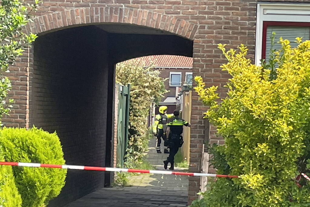 Persoon staat met mes te zwaaien op balkon