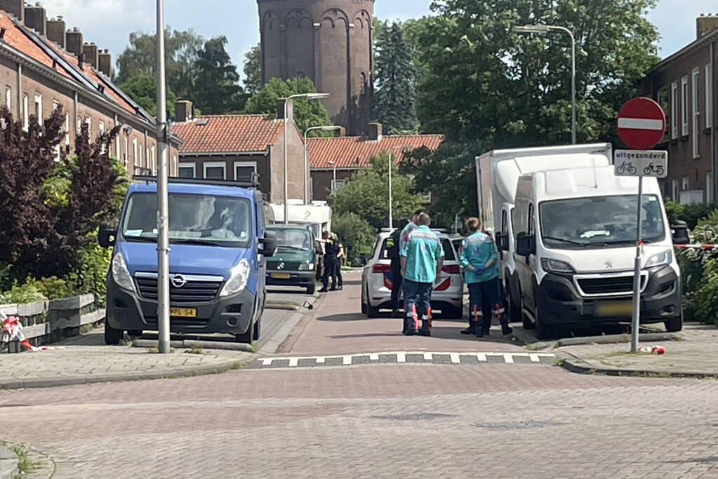 Persoon staat met mes te zwaaien op balkon