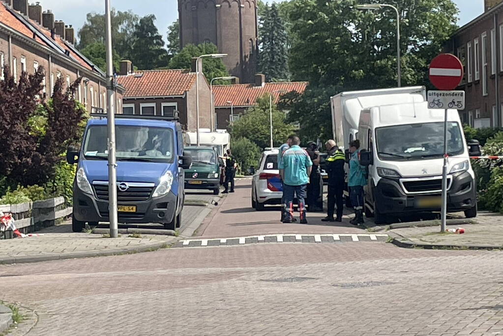 Persoon staat met mes te zwaaien op balkon