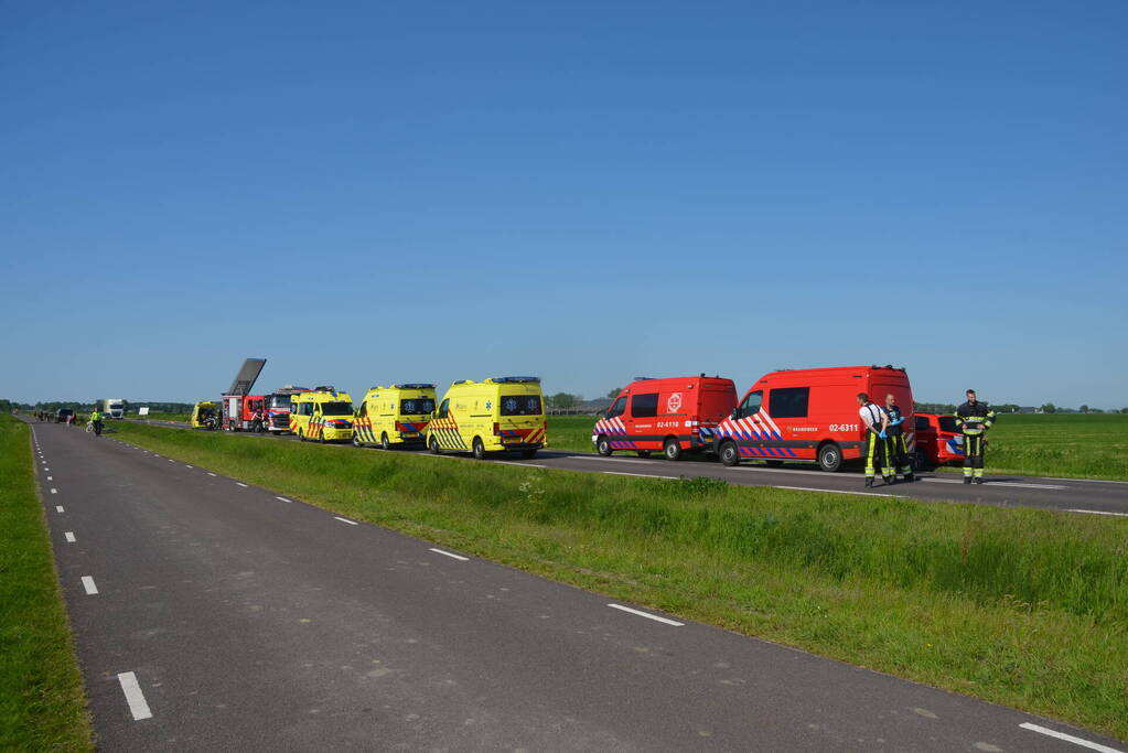 Hulpdiensten groots ingezet waaronder een traumateam voor een voertuig te water