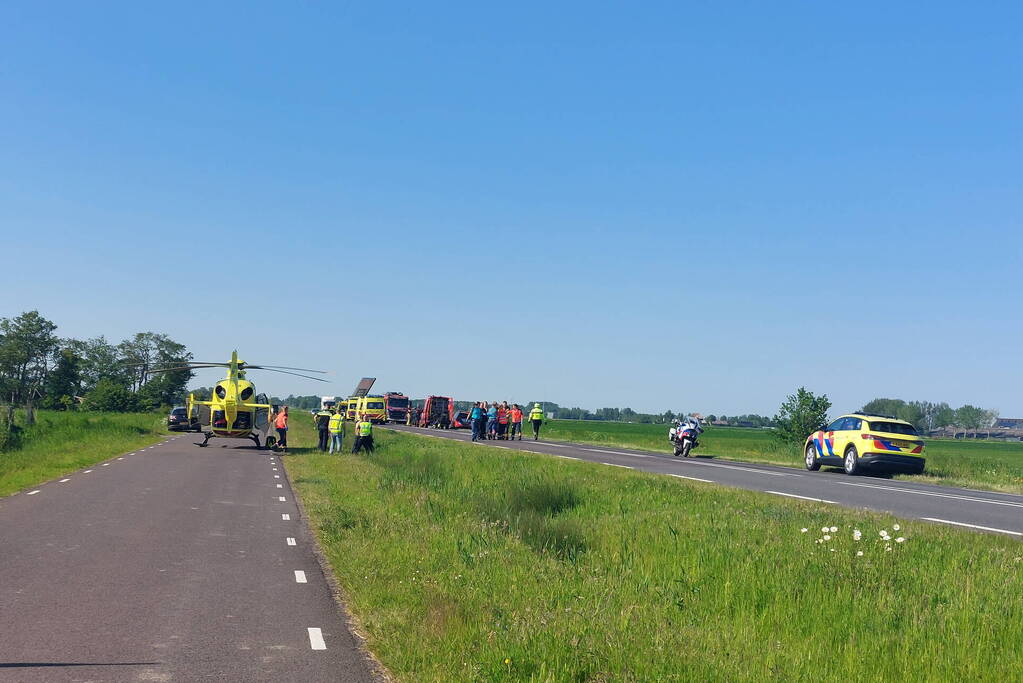 Hulpdiensten groots ingezet waaronder een traumateam voor een voertuig te water