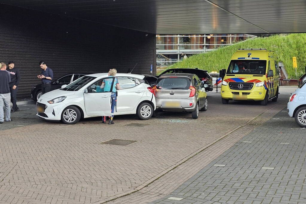 Twee voertuigen botsen op parkeerplaats