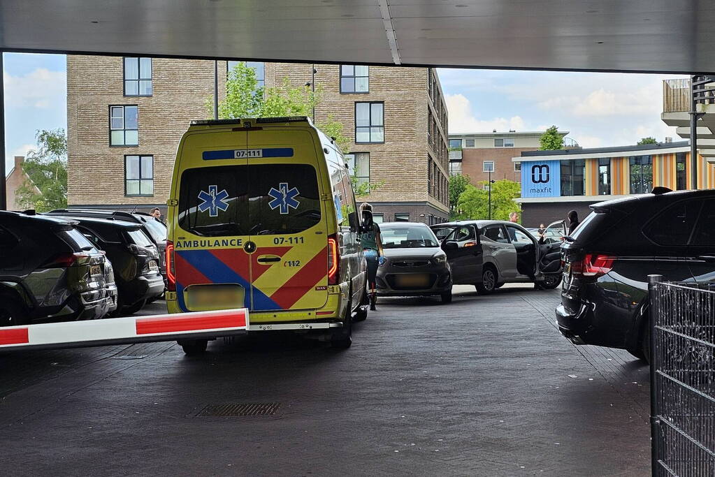 Twee voertuigen botsen op parkeerplaats