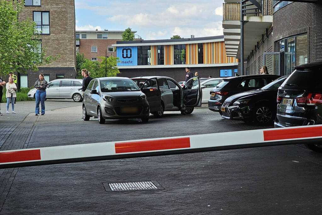 Twee voertuigen botsen op parkeerplaats