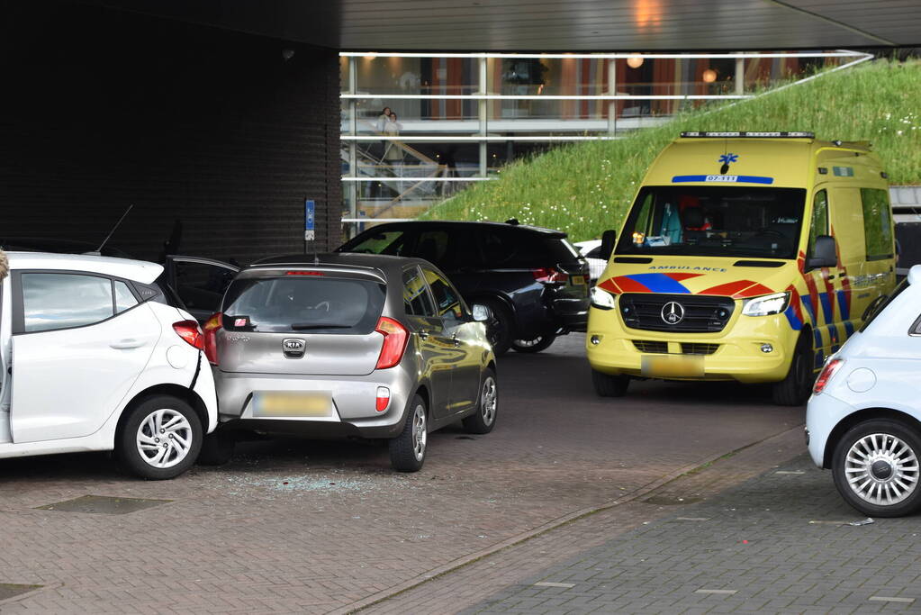 Twee voertuigen botsen op parkeerplaats