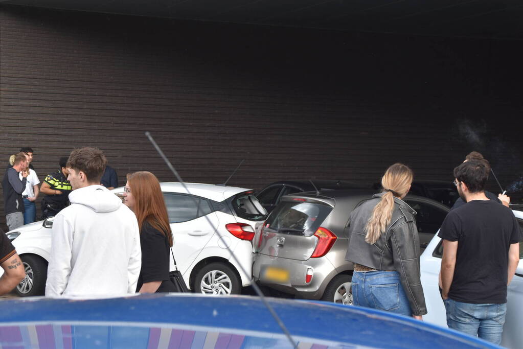 Twee voertuigen botsen op parkeerplaats