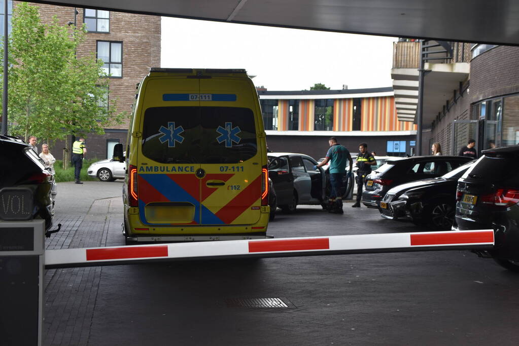 Twee voertuigen botsen op parkeerplaats