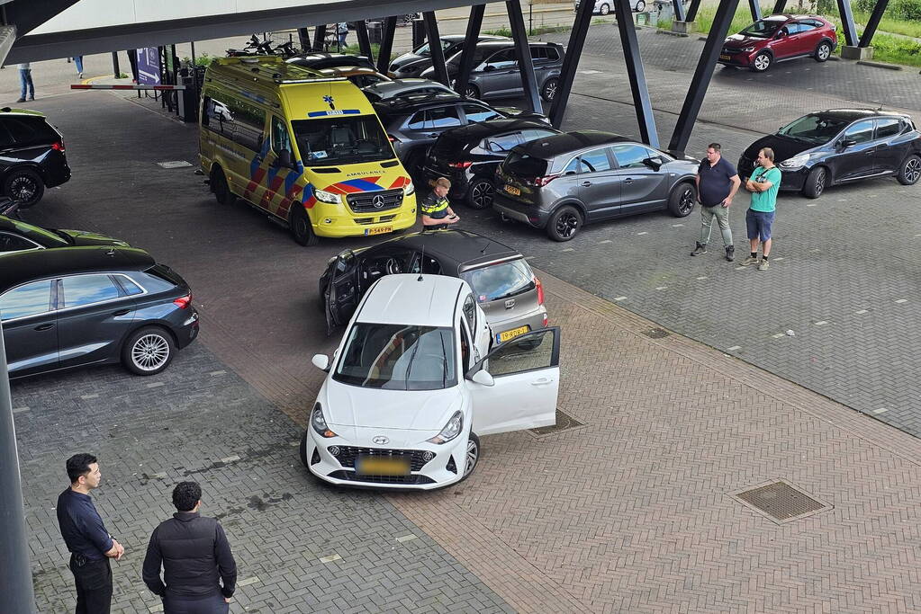 Twee voertuigen botsen op parkeerplaats