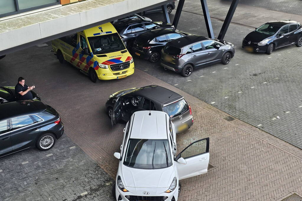 Twee voertuigen botsen op parkeerplaats