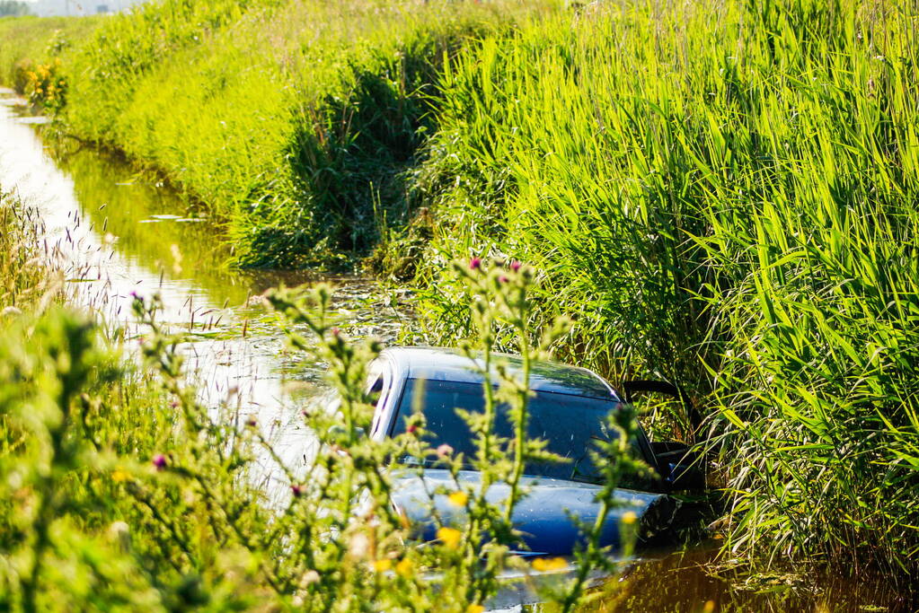 Automobilist raakt van de weg en belandt in de sloot