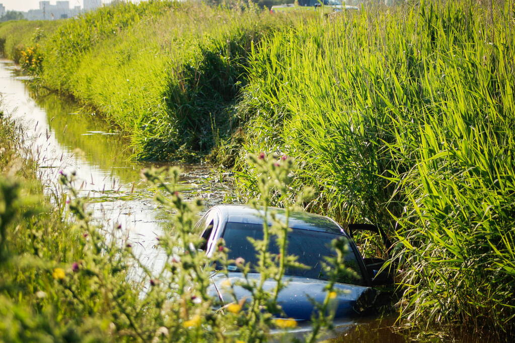 Automobilist raakt van de weg en belandt in de sloot