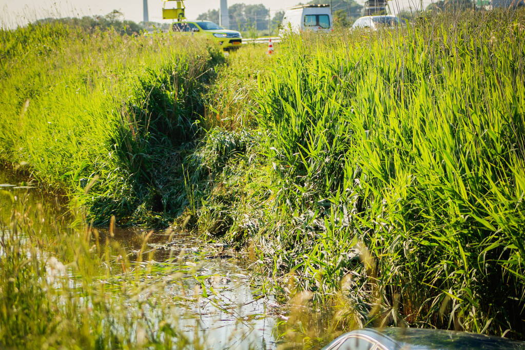 Automobilist raakt van de weg en belandt in de sloot