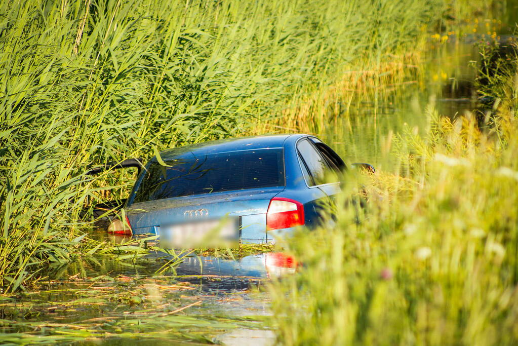 Automobilist raakt van de weg en belandt in de sloot