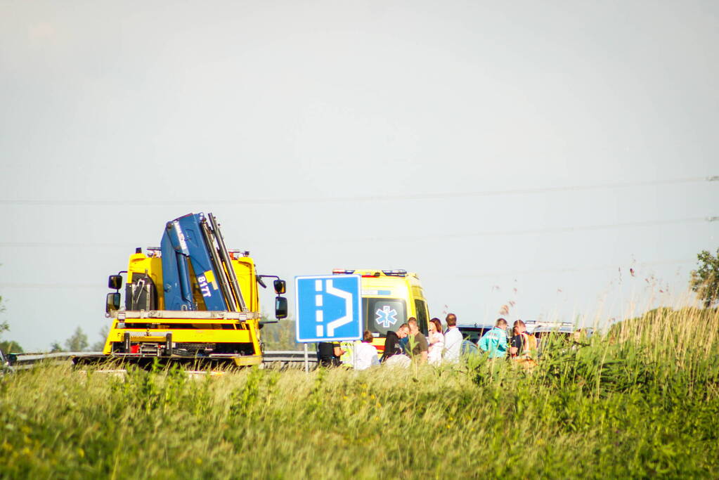 Automobilist raakt van de weg en belandt in de sloot